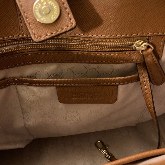 ⭐️ Michael Kors Sutton Satchel - Picture 6 of 8